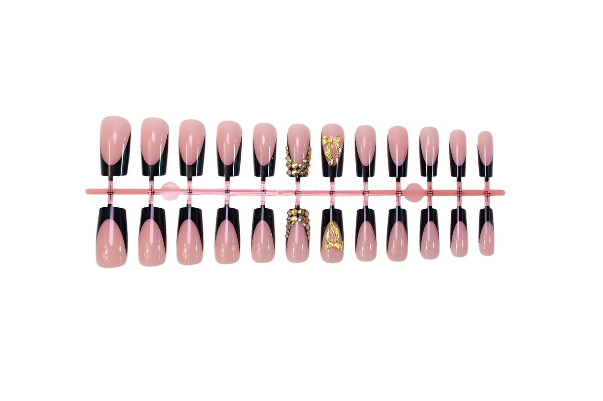 Kunstnagelset mit eleganter Goldverzierung und stilvollem Schwarz Brehn