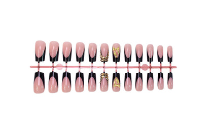 Kunstnagelset mit eleganter Goldverzierung und stilvollem Schwarz Brehn