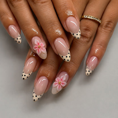 Kunstnagelset mit kreativen Blüten- und Punkten Brehn