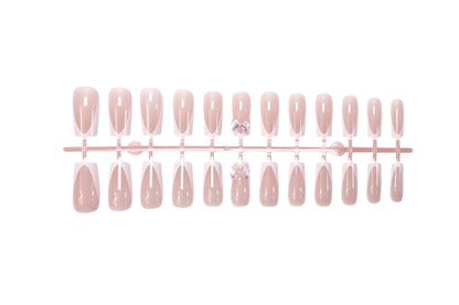 Kunstnagelset mit luxuriösen French-Tipps und eleganten Schmuckverzierungen Brehn