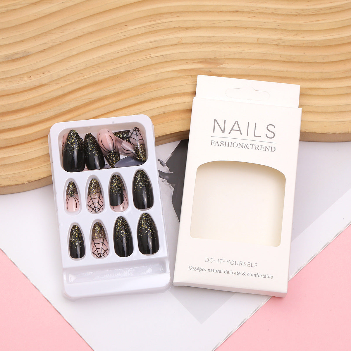 Künstlerisches Press-On Nagelset mit Glitzer und Spinnennetzdesign Brehn