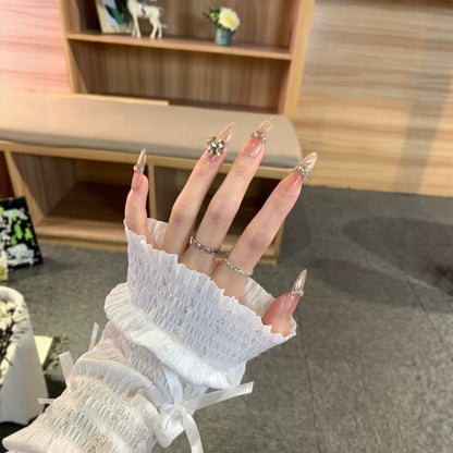 Glamouröse mit Kristallen besetzte Stiletto-Nagelkunstverzierungen