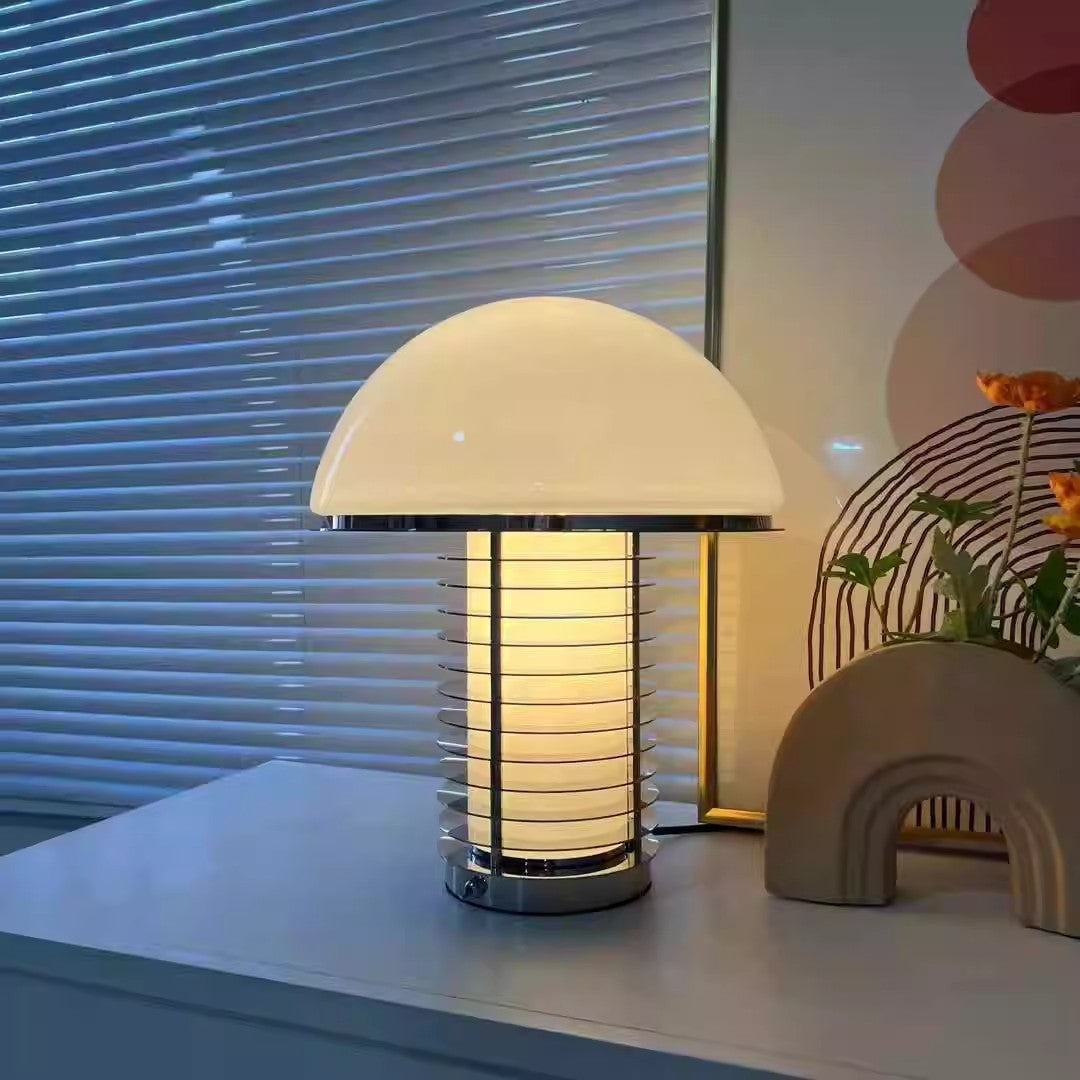 Stilvolle moderne Tischlampe mit dekorativem Metallsockel