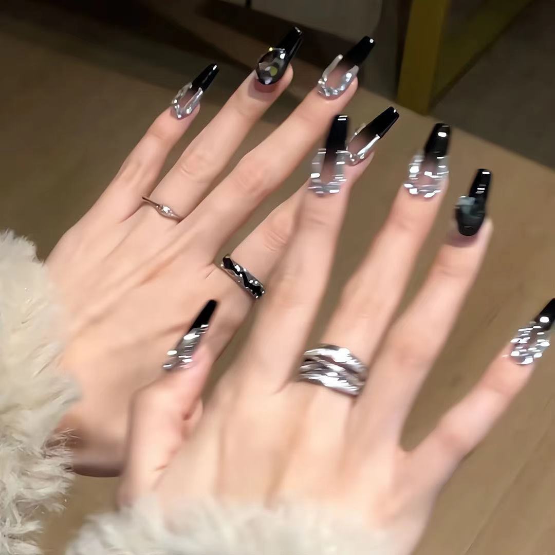 Blumeninspiriertes elegantes Nageldesign zum Aufkleben Brehn