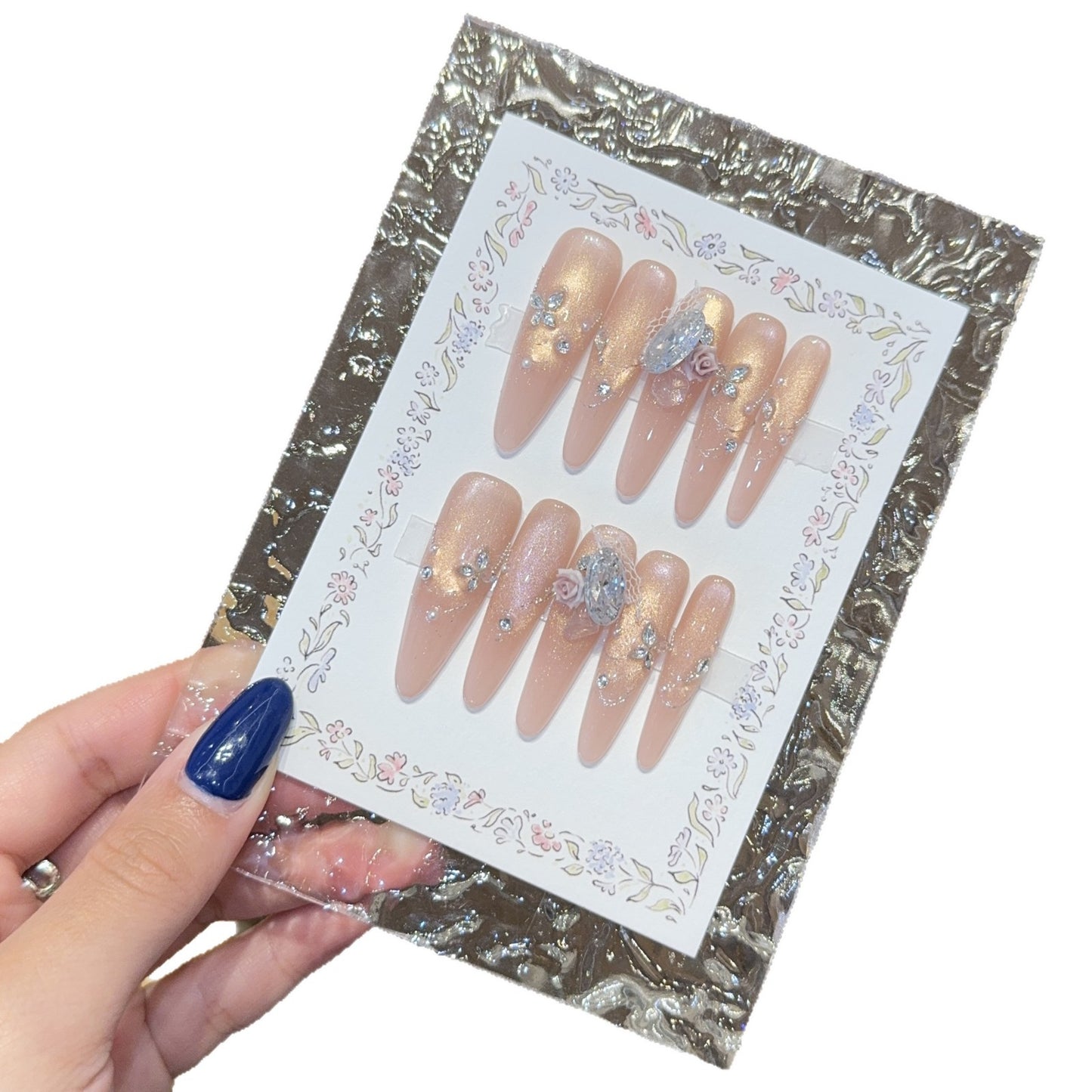 Kunstnägel mit Romantischen Blumen- und Glitzerdetails Brehn