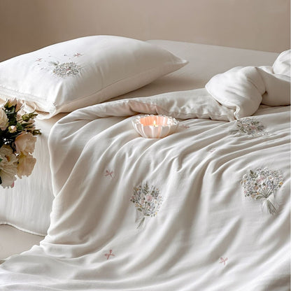 Elegante bestickte Baumwollsatin-Bettwäschegarnitur mit floralen Bouquet-Applikationen Brehn
