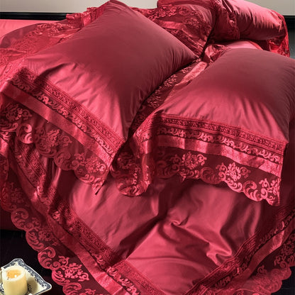 Extravagante Satin-Bettgarnitur mit Spitzenapplikation und Kissenbezügen