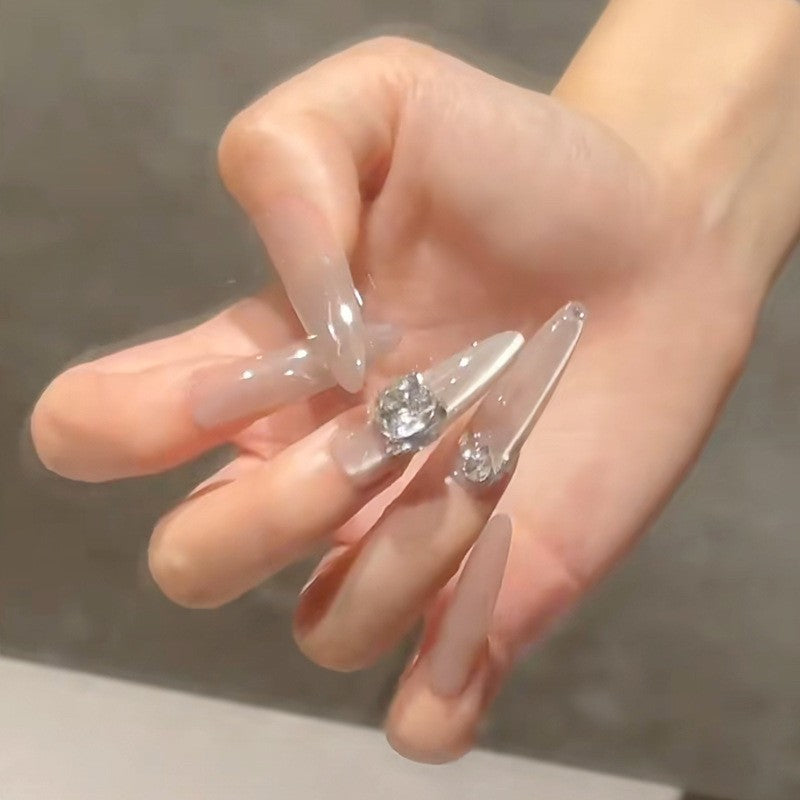 Kunstnagelset mit edlen Spitzen und Kristallakzenten Brehn