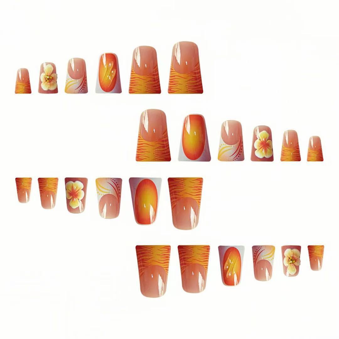 Künstlerisches Florales Press-On Nageldesign Brehn
