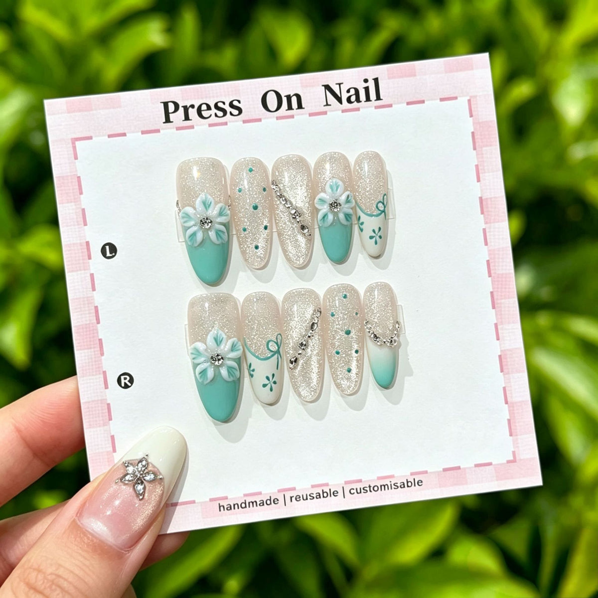 Künstlerisches Press-On Nail Art Set mit niedlichen Charakteren und Schleifenakzenten
