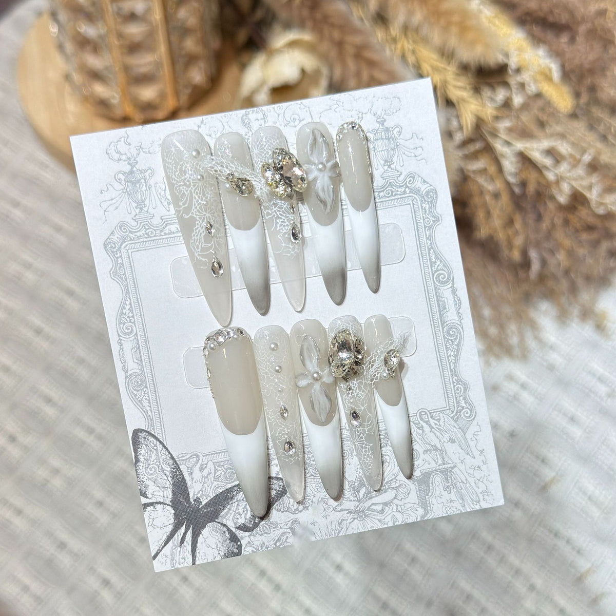 Dekoratives Stiletto Press-On Nagelkunst-Set mit elegantem Spitze- und Edelsteinakzenten Brehn