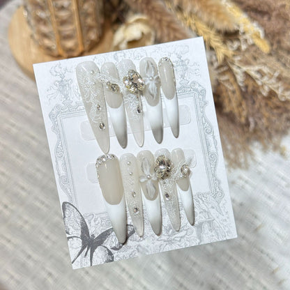 Dekoratives Stiletto Press-On Nagelkunst-Set mit elegantem Spitze- und Edelsteinakzenten Brehn