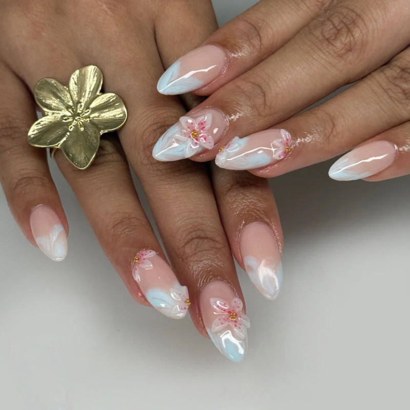 Kunstvolle Nagelkunst mit floralen Akzenten Brehn