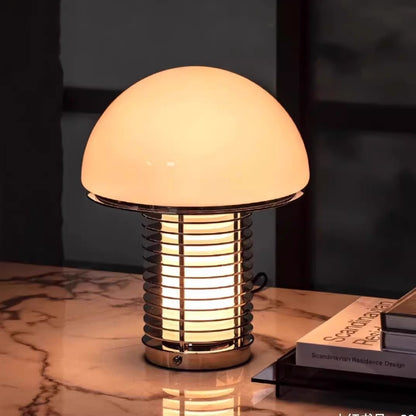 Stilvolle moderne Tischlampe mit dekorativem Metallsockel