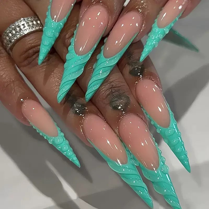 Aufwendige 3D-skulptierte Nagelverzierungen Brehn