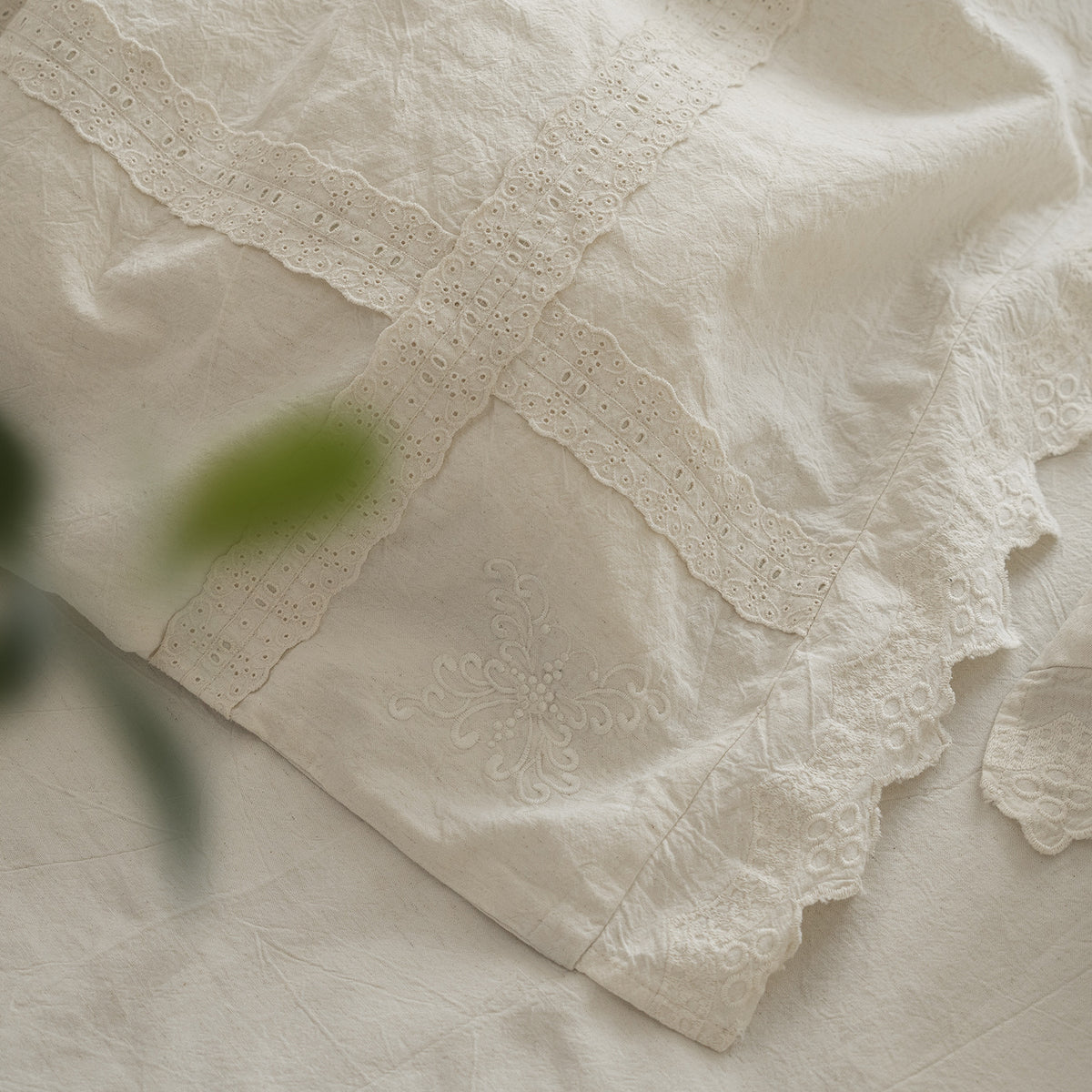 Bestickte Leinen-Baumwoll Vintage Spitze Bettwäsche Set mit Kissenbezügen und Dekokissen