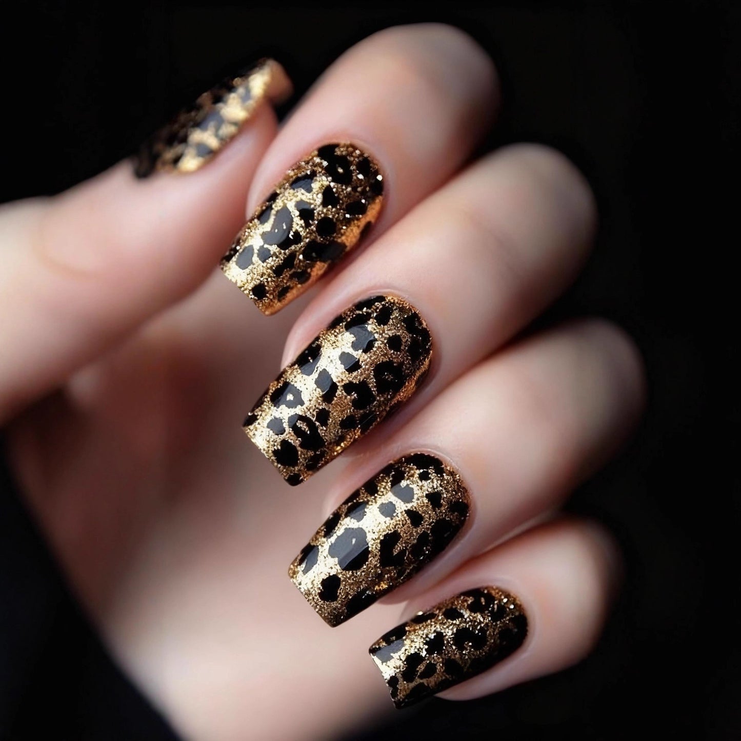 Elegante Kunstnägel mit Französischer Maniküre und Glitzereffekten Brehn