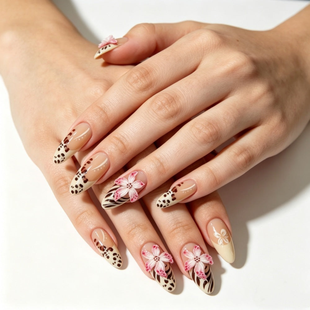 Kunstnägel mit Floralem Design und Elegantem Spitzenlook Brehn