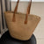 Stylische Strandtasche Aus Geflochtenem Naturmaterial mit Ledergriffen Brehn