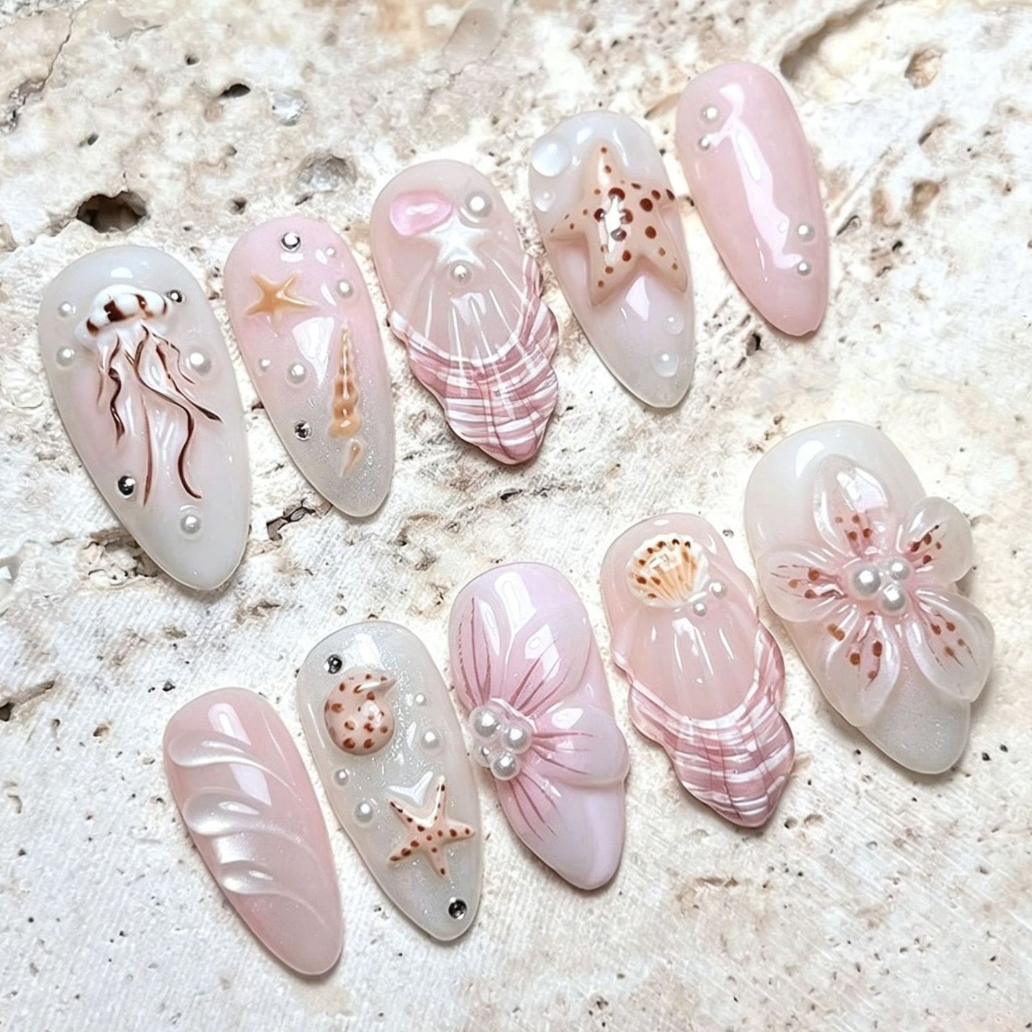 Kunstnagelset mit glamourösen Metallic-Akzenten und kreativen Designs Brehn