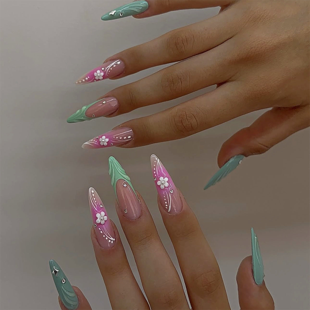 Blumenverzierte Stiletto-Nägel Brehn