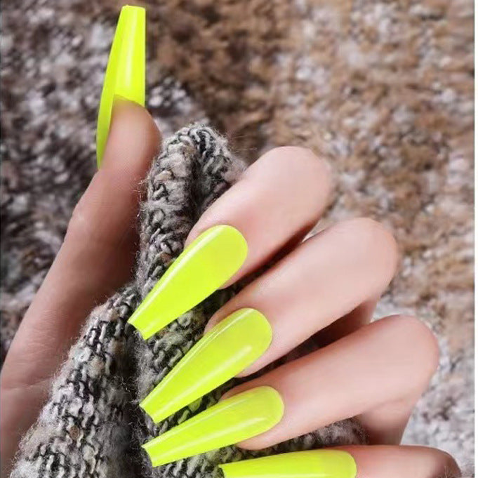 Kunstnagelset mit hochglänzenden spitzen Nägeln Brehn