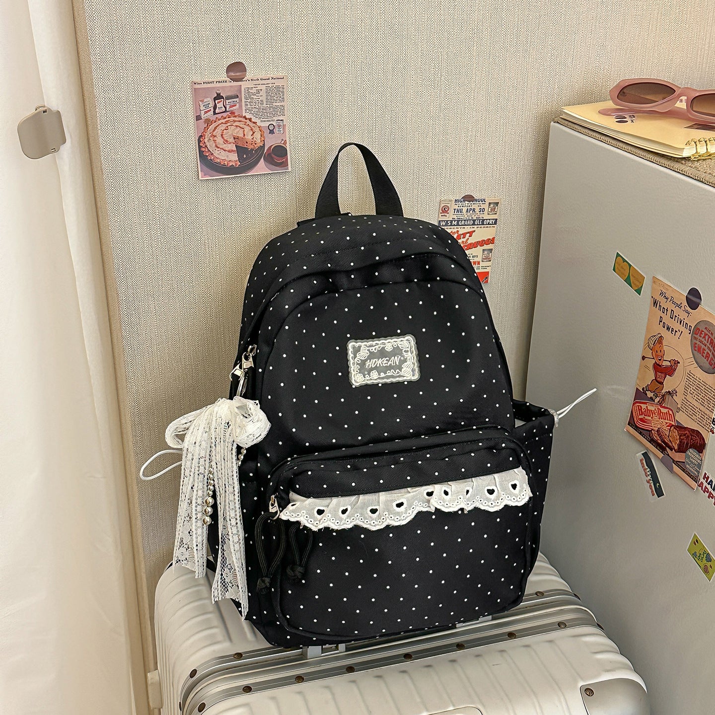 Charmanter mit Spitzenbesatz versehenes gepunktetes Schulrucksack