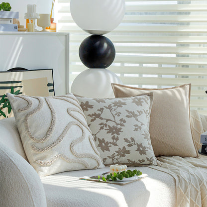 Quadratischer Feinstruktur-Kissenbezug mit botanischem Jacquard‑Relief und satinierter Keder Brehn
