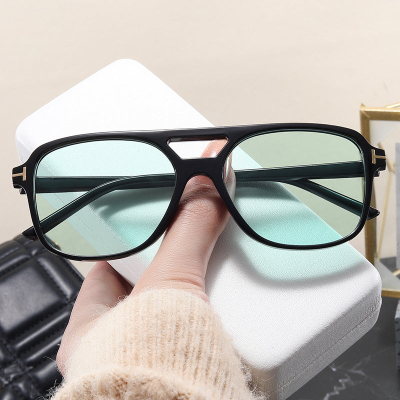 Damen modische Brille mit feinem Rahmen und strengen Konturen Brehn