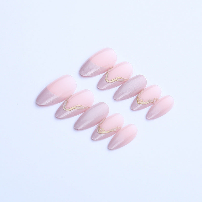 Kunstnagelset mit glamourösen Spitzen und goldenen Akzenten Brehn