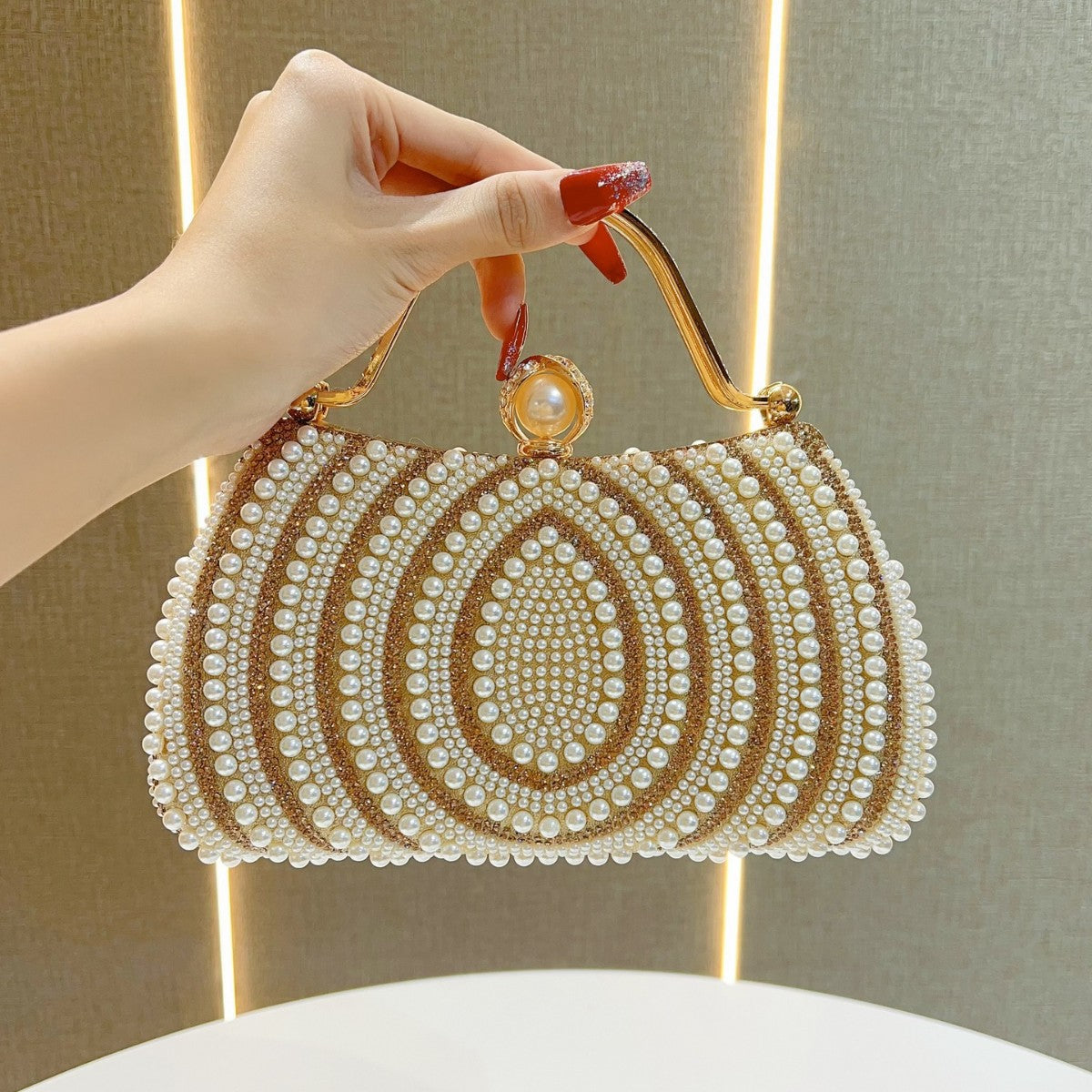 Luxuriöse mit Perlen verzierte Abendhandtasche