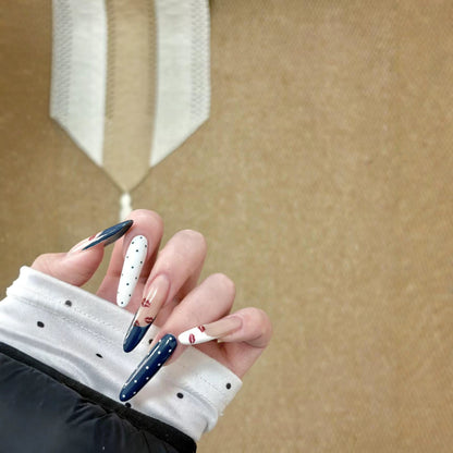 Dekorative Lange Stiletto Nagelverzierungen