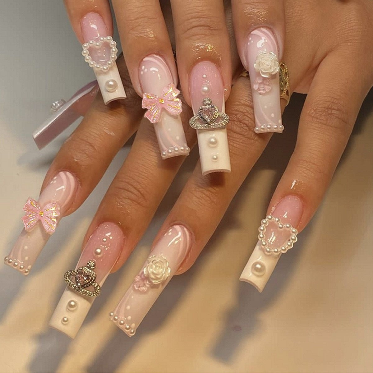 Glamouröses Kunstnagelset mit 3D-Schleifen und Glitzersteinen Brehn