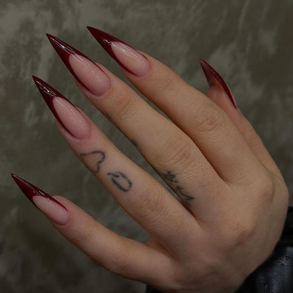 Kunstnagelset mit eleganten spitzen, mondäner Farbgebung und kreativem Design Brehn