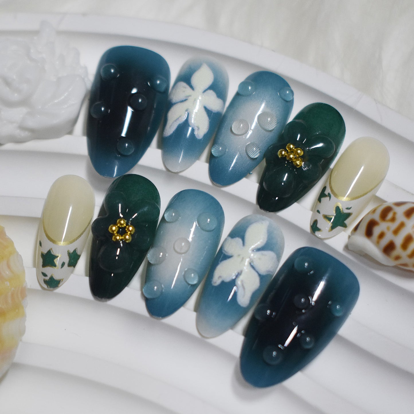 Dekorative Press-On Nagelkunst mit Blümchen-Elementen Brehn