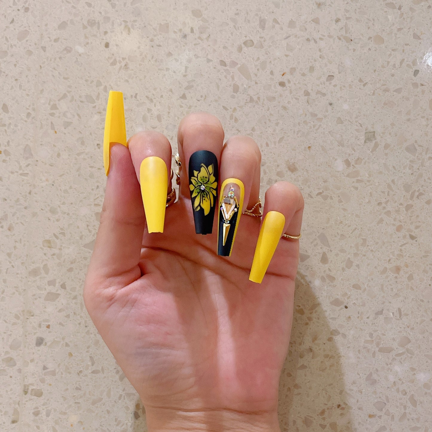 Kunstnagelset mit glamourösen 3D-Verzierungen und detaillierter Blumenillustration Brehn