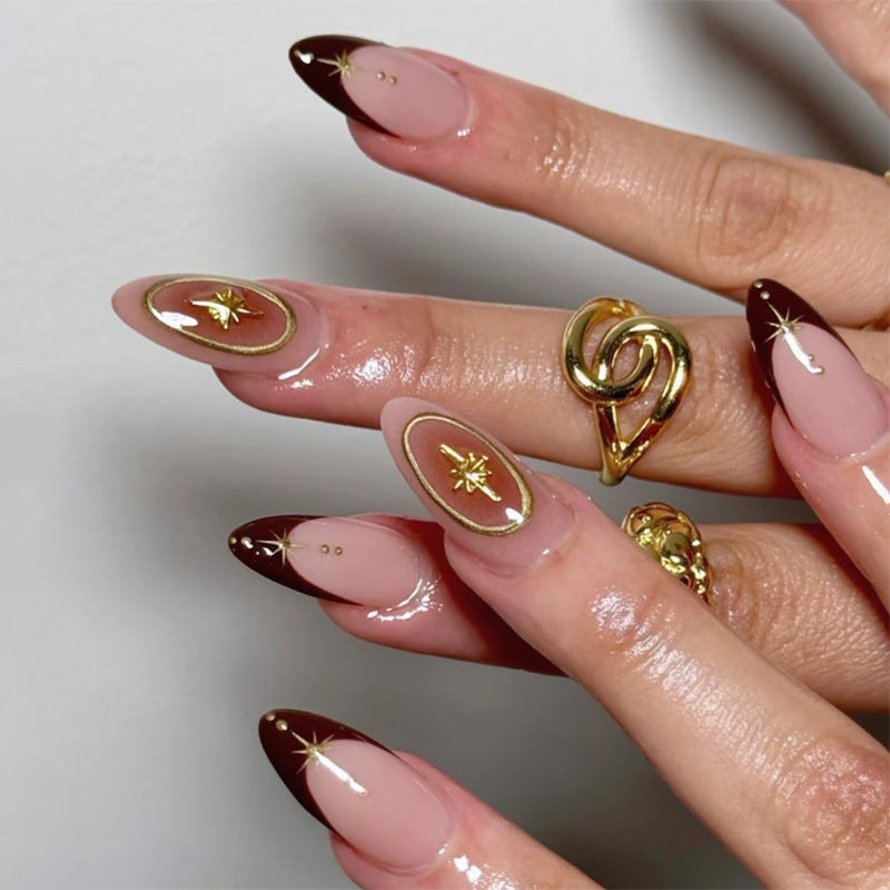 Kunstvolle Stiletto-Nägel mit eleganten Goldverzierungen Brehn