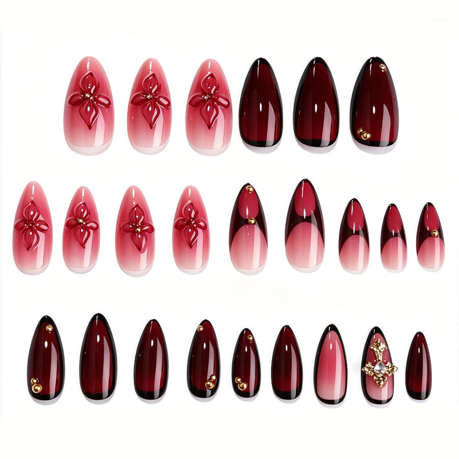 Kunstnagelset mit floralen Mustern und edlen Akzenten Brehn