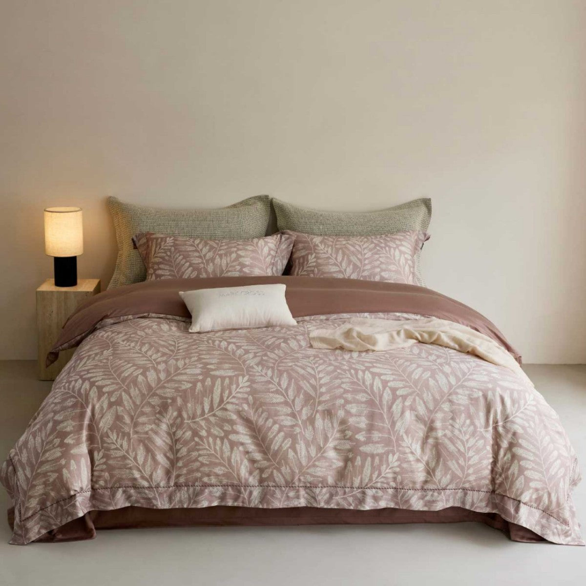 Wendbare Baumwollsatin Blumenbettwäsche mit besticktem Saum und Kopfkissenbezügen