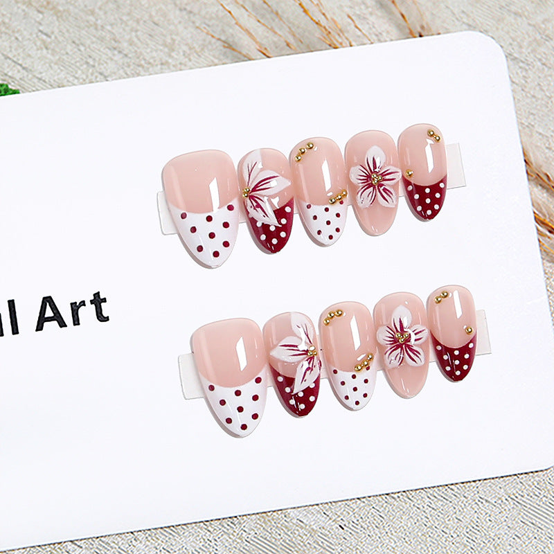 Kunstvolle Nagelspitzen mit Blumendekor Brehn