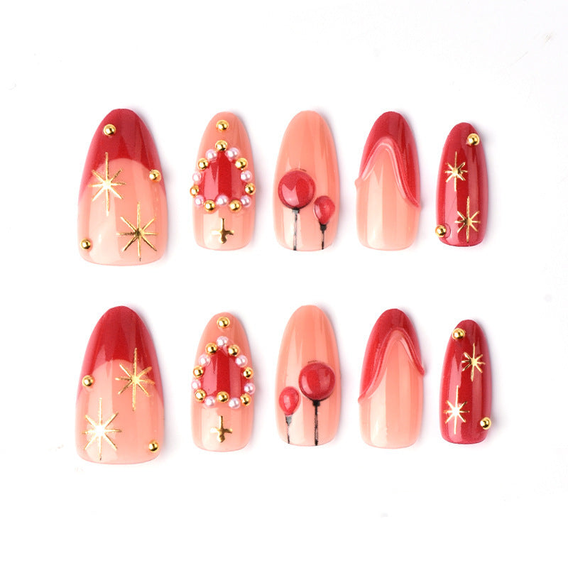 Elegante Kunstnägel mit romantischen Gold- und Perlenverzierungen Brehn