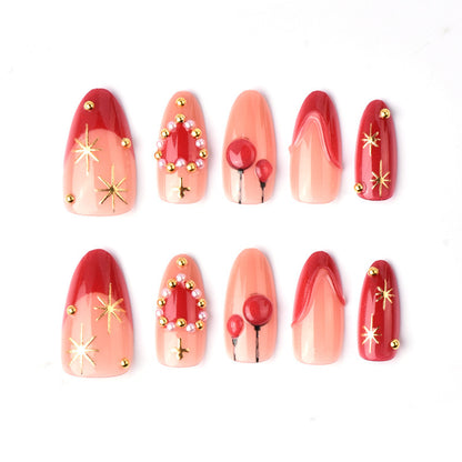 Elegante Kunstnägel mit romantischen Gold- und Perlenverzierungen Brehn