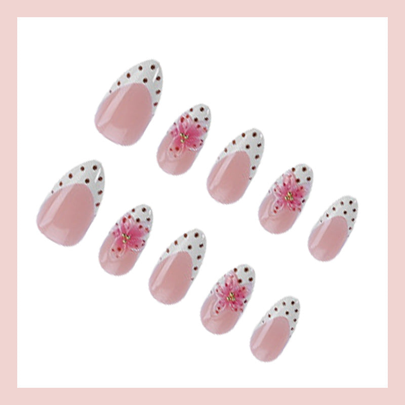 Kunstnagelset mit blumigen Akzenten Brehn