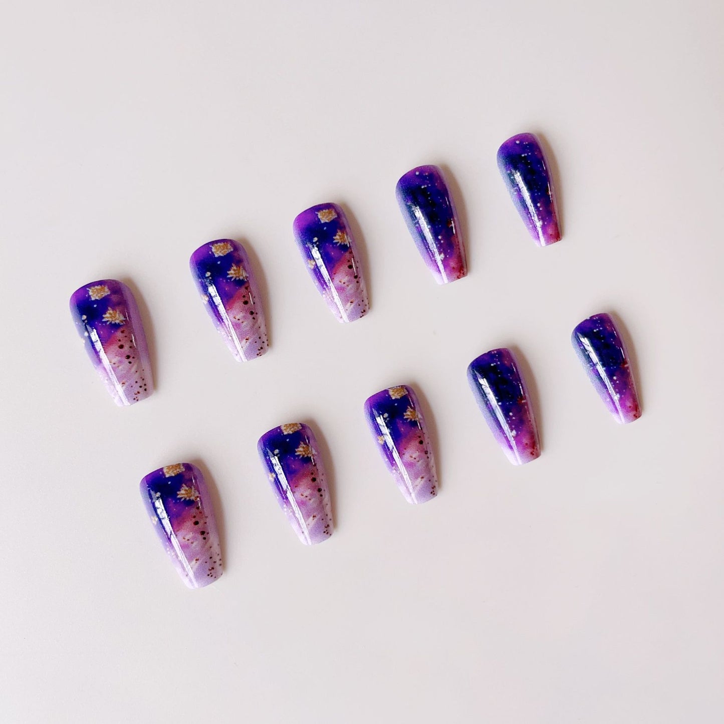 Glitzernde Kunstnagelspitzen im Galaxie-Design Brehn