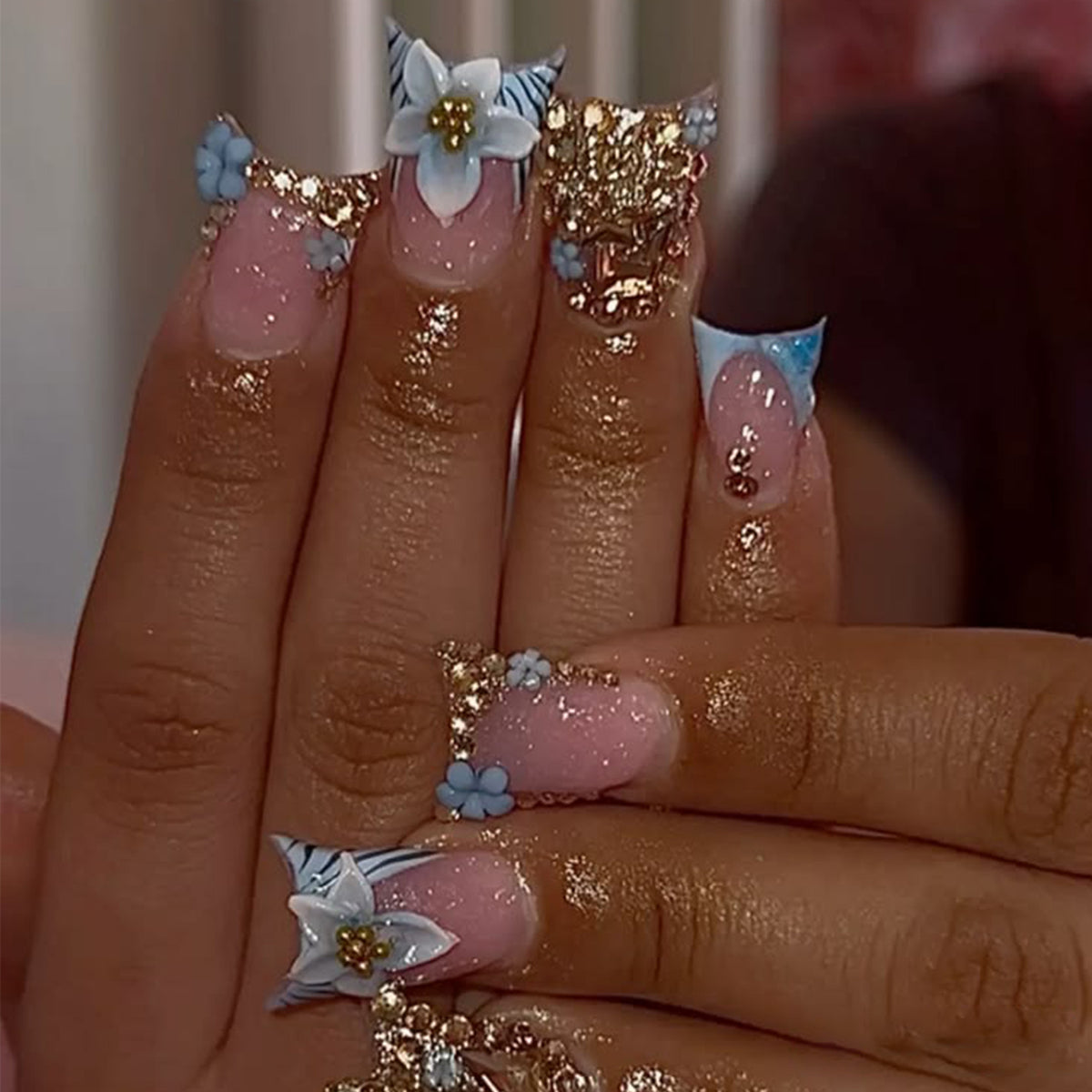 Kunstvolle Nagelverlängerungen mit Floral-Design und Glitzer Brehn