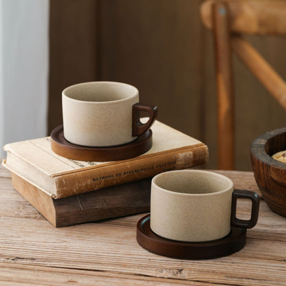 Keramikbecher mit Holzgriff und Untertasse