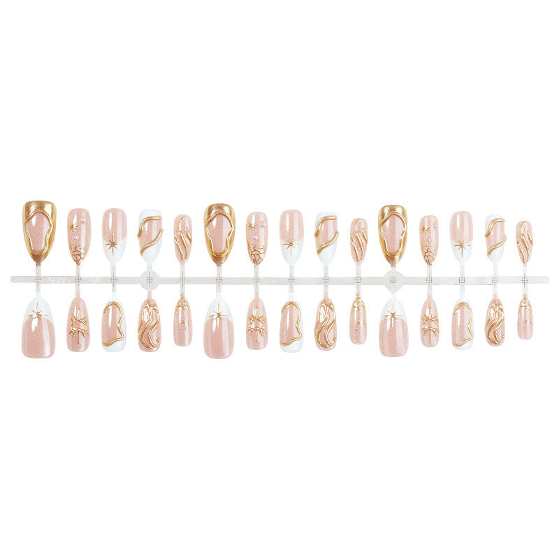 Kunstnagelset mit luxuriösen Goldakzenten Brehn