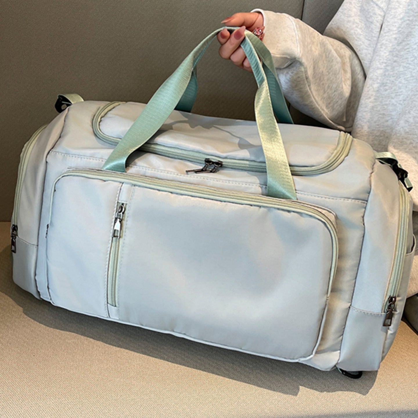 Reisetasche mit Vielseitigem Stauraum und Robusten Reißverschlüssen Brehn