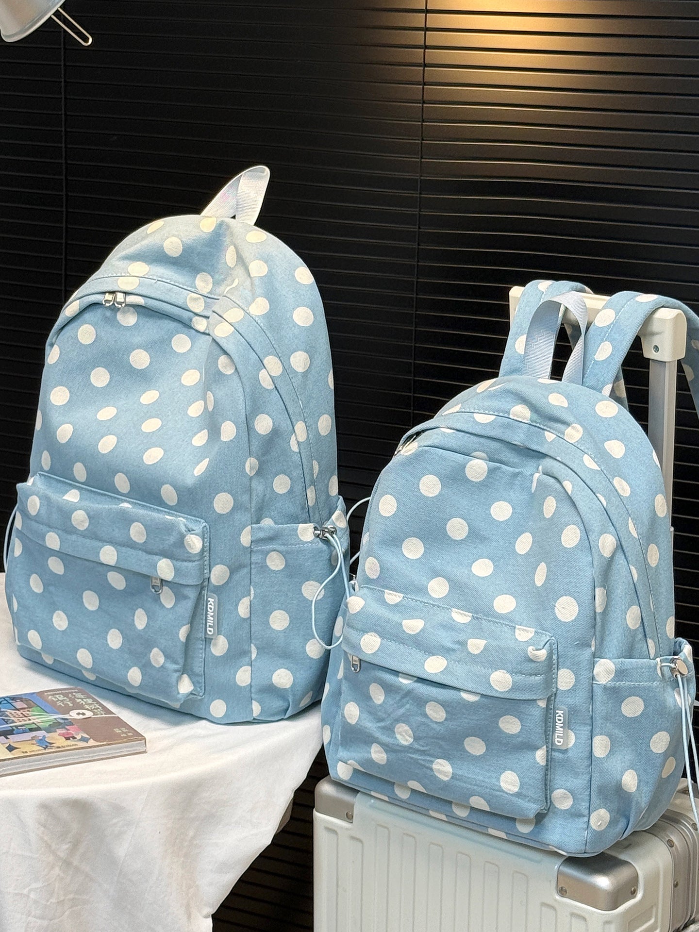 Verspielt gepunkteter Rucksack