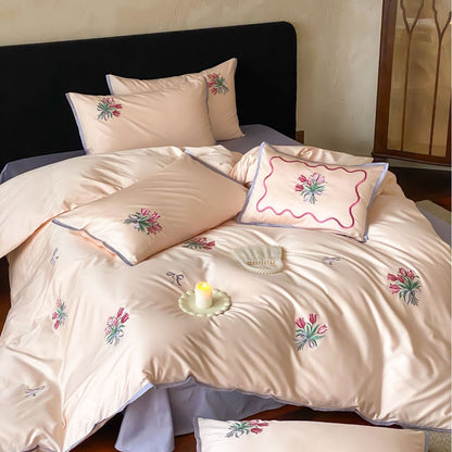 Feines Baumwollsatin-Bettwäsche-Set mit bestickten Tulpenbouquets und kontrastierender Paspel